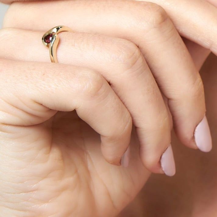 9ct Gold Red Garnet Ring